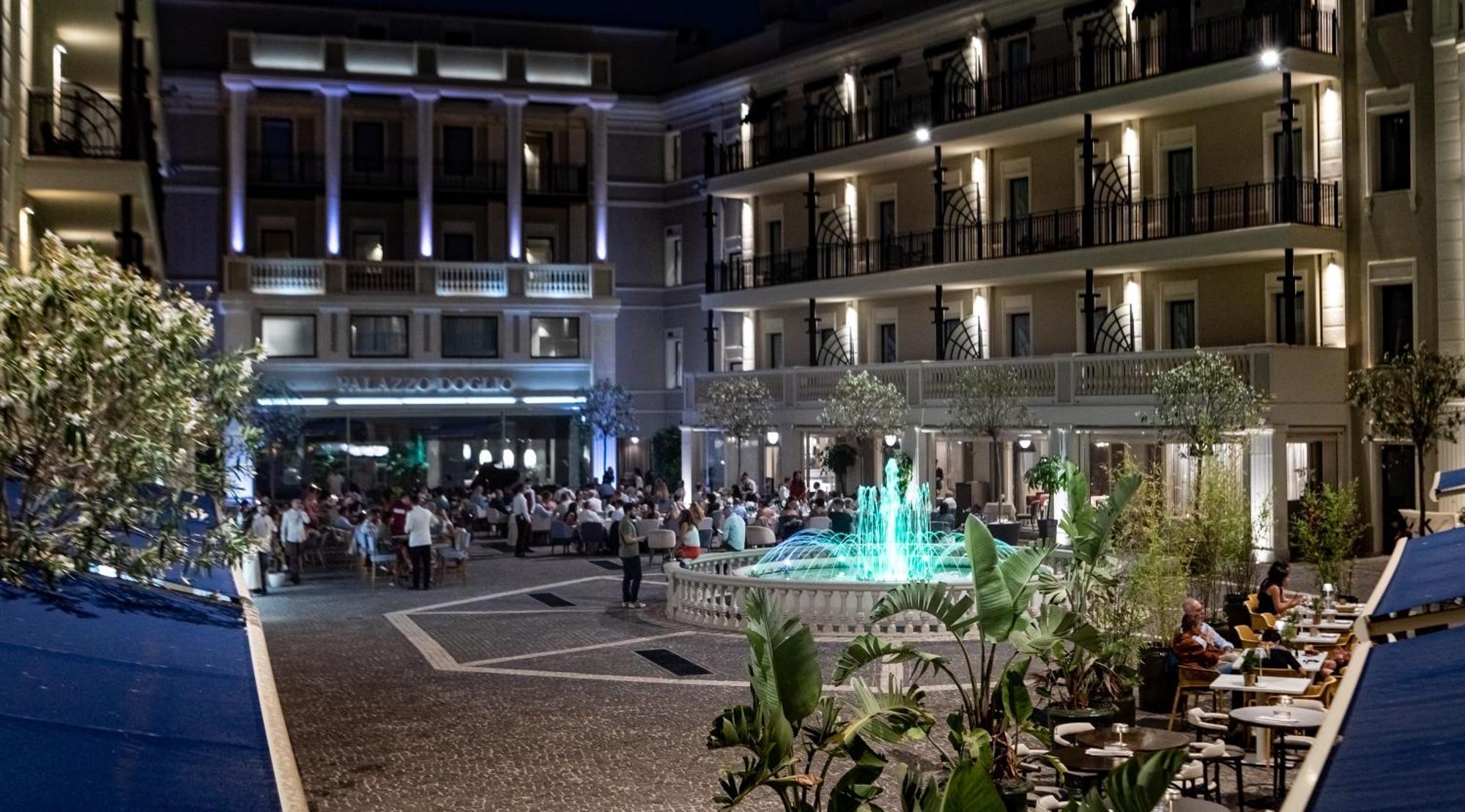 Palazzo Doglio Hotell Cagliari Exteriör bild The hotel's central courtyard